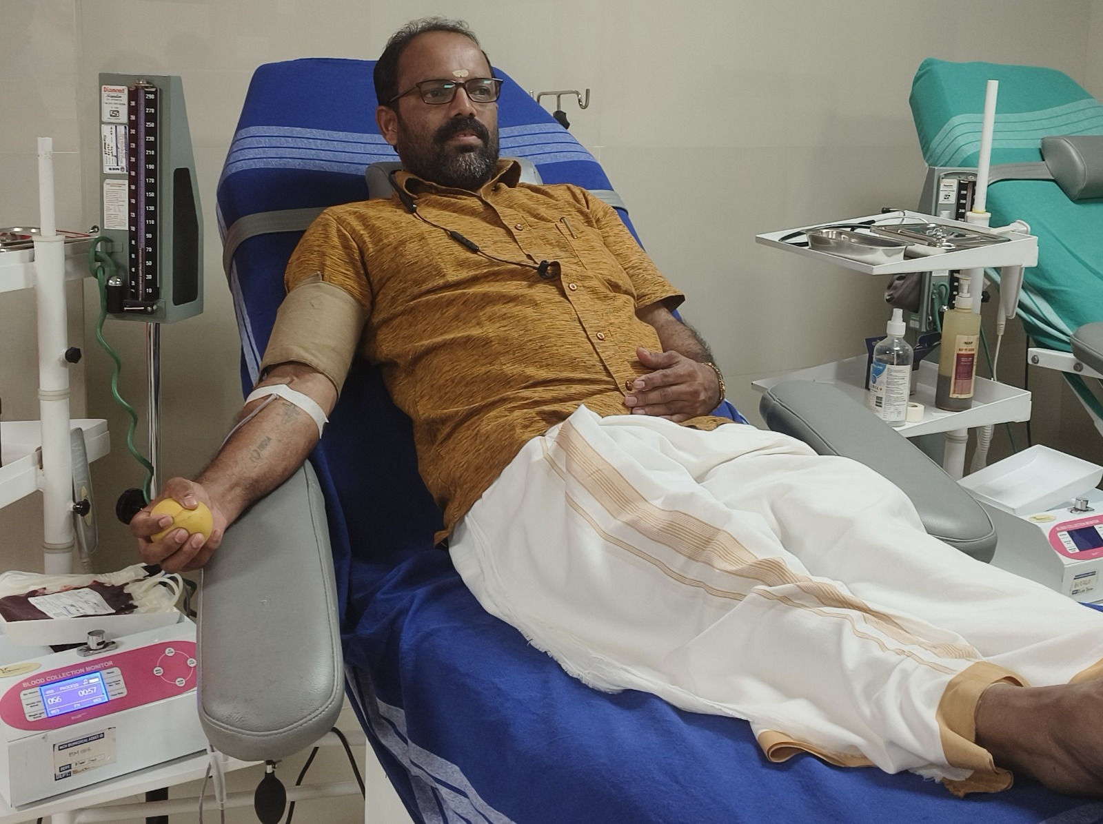 അച്ഛന്റെ കൈപിടിച്ച് രക്തദാനത്തിനിറങ്ങി..... 25 തവണ രക്തദാനം നടത്തി സി ജെ രമേശ്.